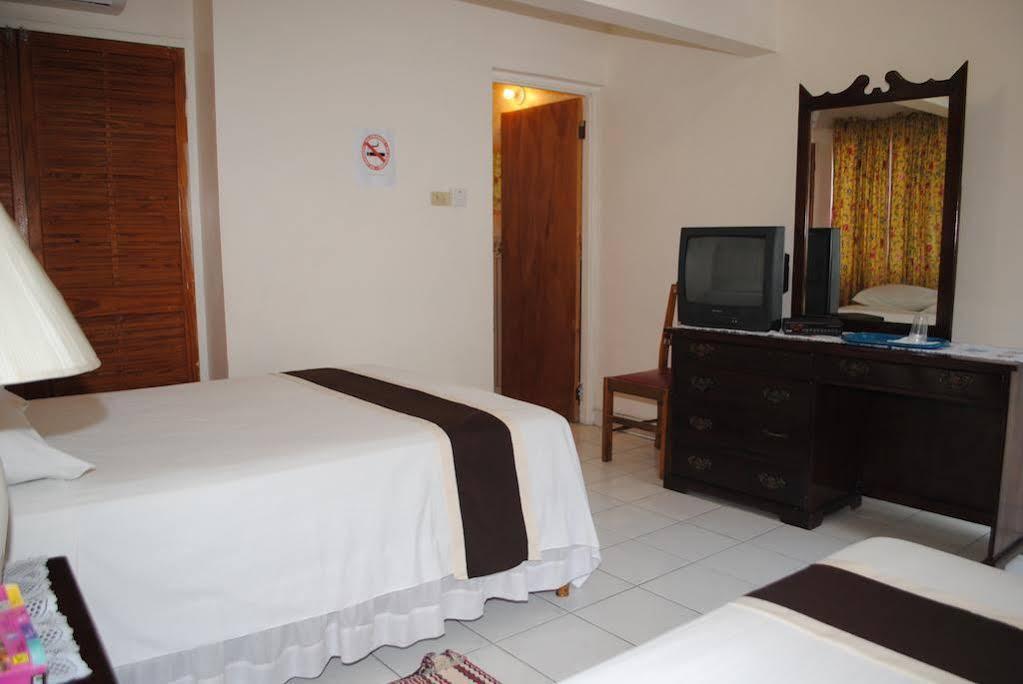 Palm Bay Guest House & Restaurant Бухта Монтего Экстерьер фото