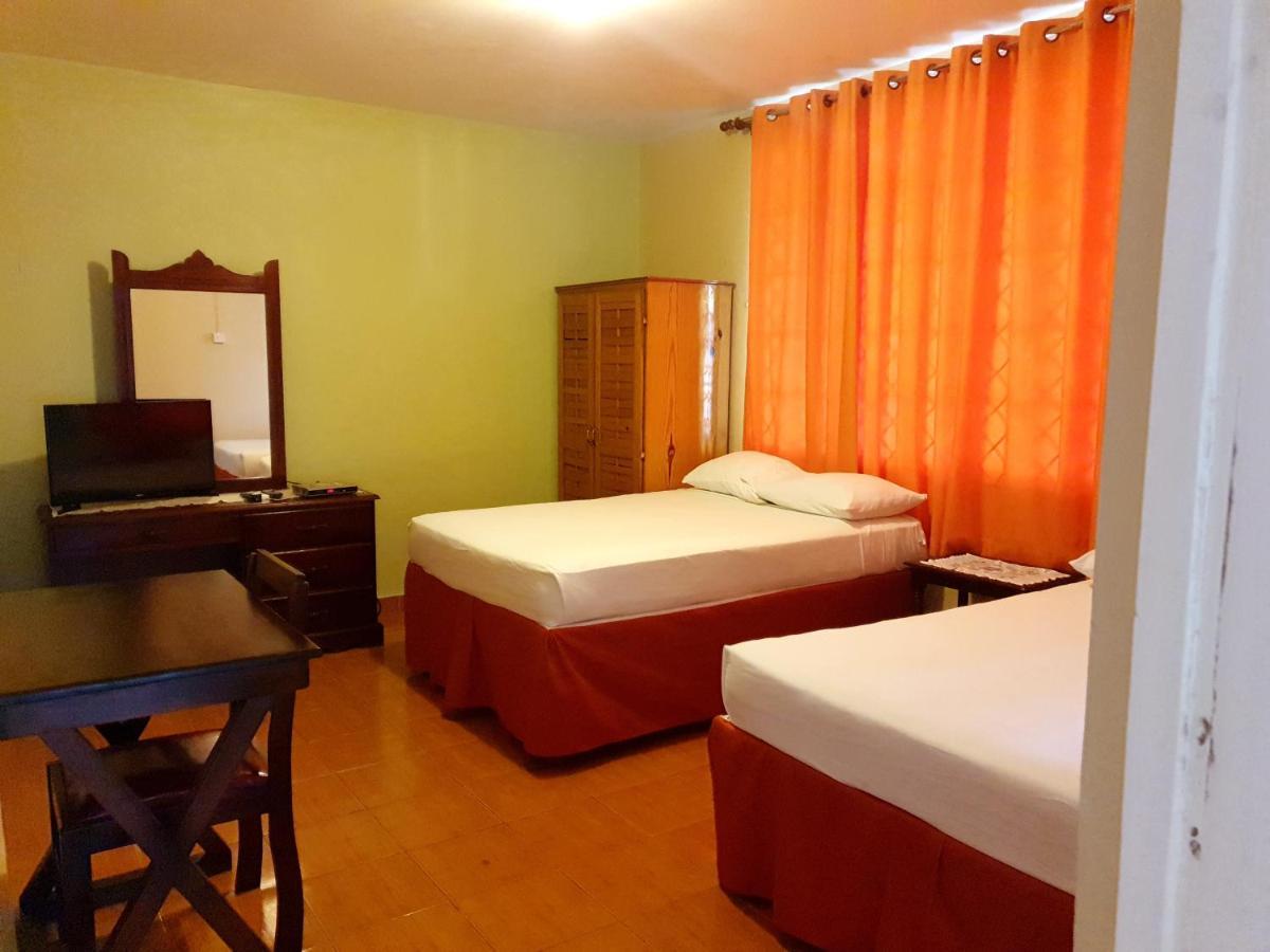 Palm Bay Guest House & Restaurant Бухта Монтего Экстерьер фото