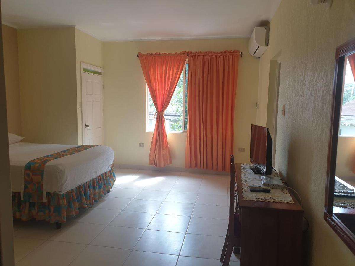 Palm Bay Guest House & Restaurant Бухта Монтего Экстерьер фото