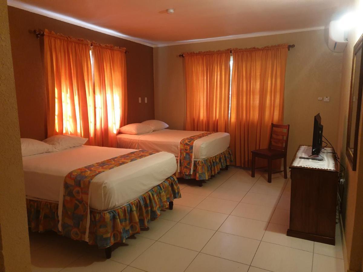 Palm Bay Guest House & Restaurant Бухта Монтего Экстерьер фото