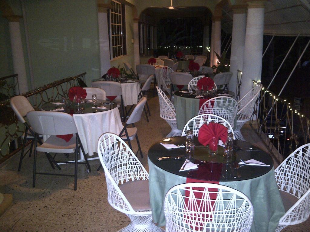 Palm Bay Guest House & Restaurant Бухта Монтего Экстерьер фото