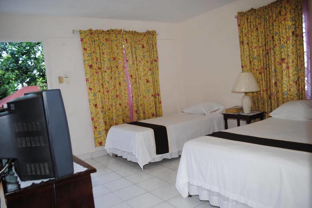Palm Bay Guest House & Restaurant Бухта Монтего Экстерьер фото